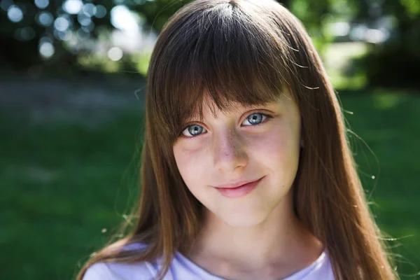少し笑みを浮かべて少女夏の肖像画 — ストック写真