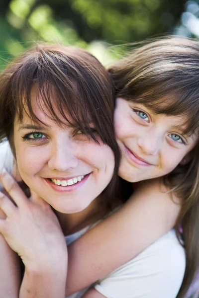 Madre e figlia nel parco — Foto Stock