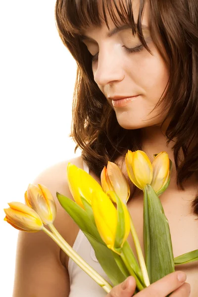 Foto de mulher feliz com tulipas amarelas sobre branco — Fotografia de Stock