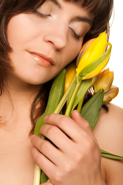 Foto de mulher feliz com tulipas amarelas sobre branco — Fotografia de Stock