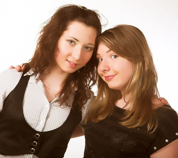 Twee tienermeisjes samen glimlachen — Stockfoto