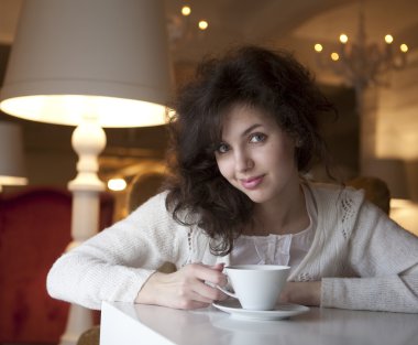 genç kadının Cafe Latte Kahve