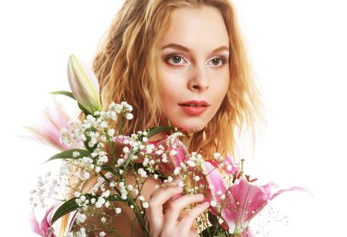 Pembe zambaklı genç kadın