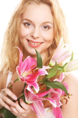 Pembe zambaklı genç kadın