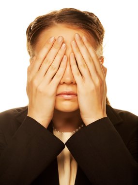 Genç kadın gözlerini kapatıyor.