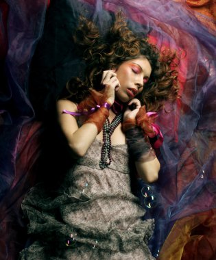 güzel kadın, Organze üzerinde yatıyordu. Uyuyan güzel.