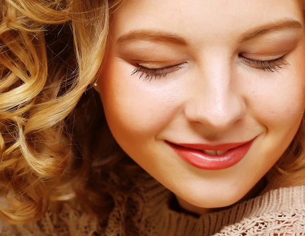 Beautiful young woman with curly hair — Stock Photo, Image