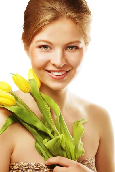 Jovem mulher sorridente com tulipas amarelas — Fotografia de Stock