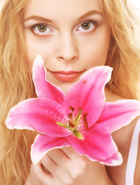 Jonge vrouw met roze lelie — Stockfoto