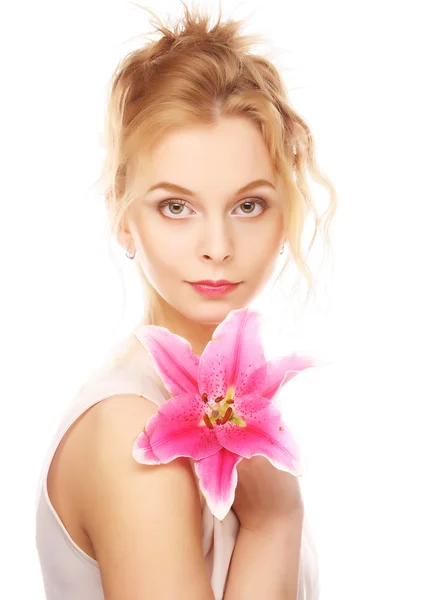 Młoda kobieta z różową lilią — Zdjęcie stockowe