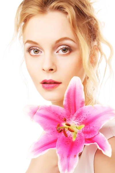 Młoda kobieta z różową lilią — Zdjęcie stockowe