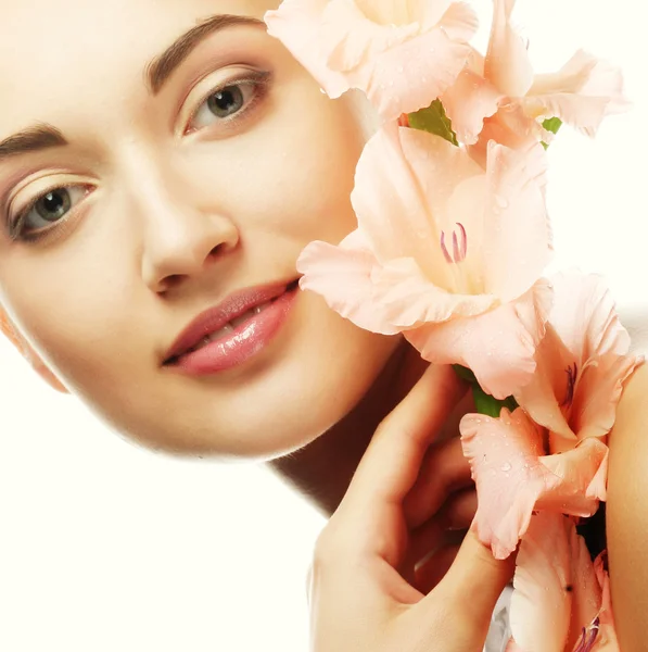 Femme avec des fleurs de gladiolus dans ses mains — Photo