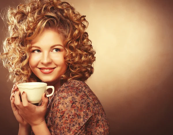 Kahve içen güzel kadın. — Stok fotoğraf