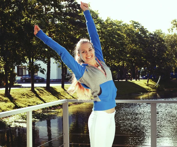 Esportivo mulher salto ao ar livre — Fotografia de Stock