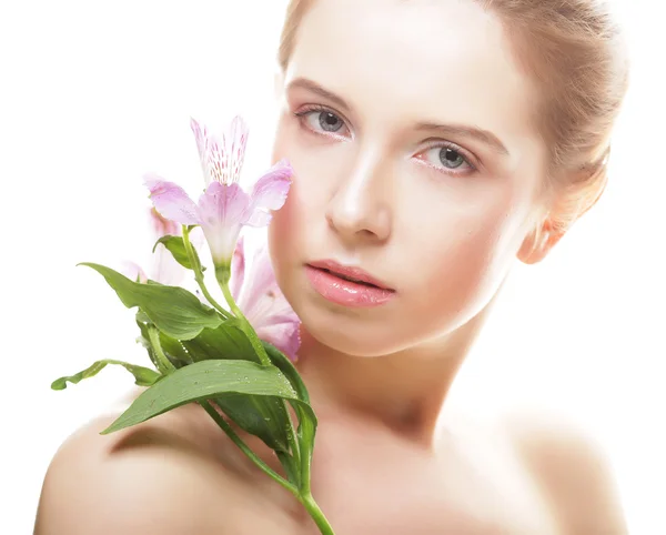 Schöne Frau mit rosa Blume — Stockfoto