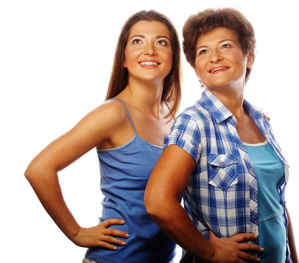 Madre e hija adulta mirando hacia arriba —  Fotos de Stock