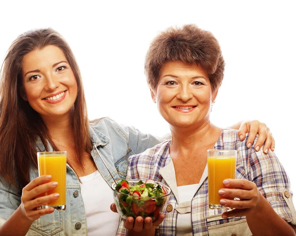 Två kvinnor med juice och sallad — Stockfoto