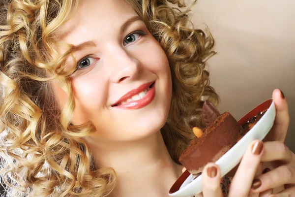 Schöne Frau trinkt Kaffee — Stockfoto