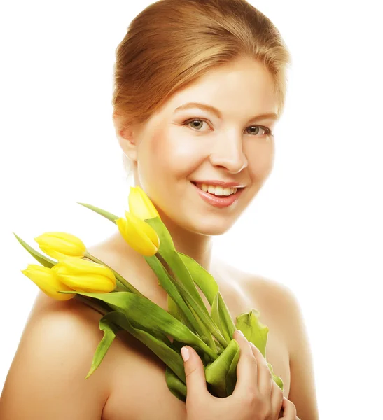 Jovem mulher sorridente com tulipas amarelas — Fotografia de Stock