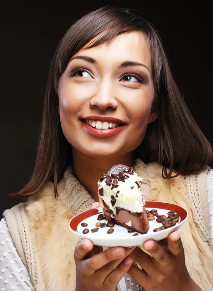 Mujer joven con un pastel — Foto de Stock