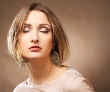 Genç sarışın kadın.