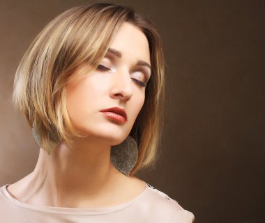 Genç sarışın kadın.