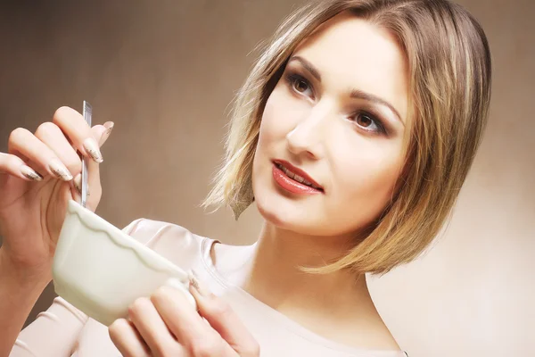 Jonge mooie vrouw koffie drinken — Stockfoto