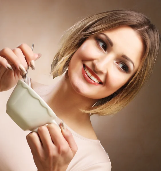 Unga vackra kvinnan dricker kaffe — Stockfoto