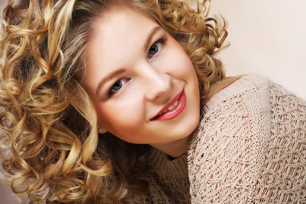 Mulher bonita com cabelo encaracolado — Fotografia de Stock