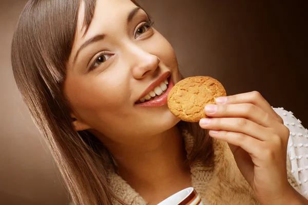 Jonge vrouw met een cake en koffie — Stockfoto