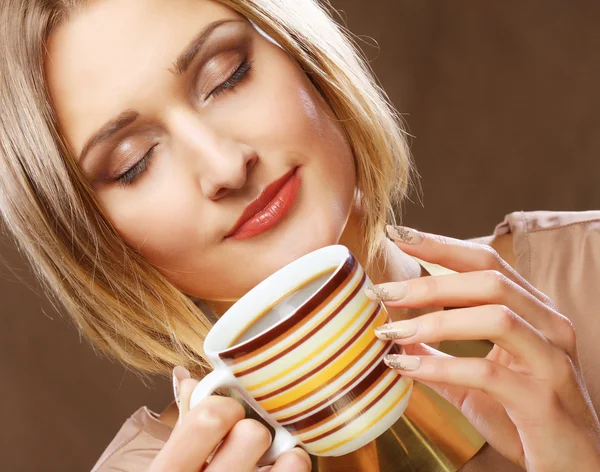 Joven bonita mujer bebiendo café — Foto de Stock