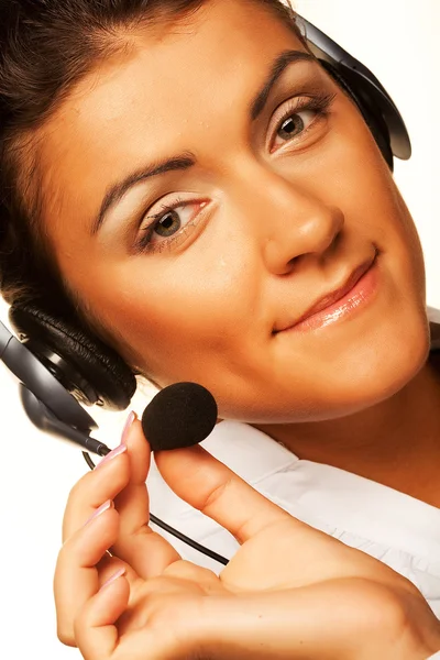 Operador sonriente del centro de llamadas con auriculares telefónicos — Foto de Stock