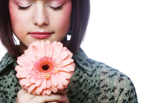 Piękna kobieta z różowym kwiatem — Zdjęcie stockowe