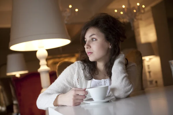 Young woman enjoying latte coffee in cafe — Stock Photo, Image