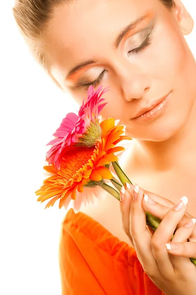 जर्बर फूल के साथ सुंदर युवा महिला — स्टॉक फ़ोटो, इमेज