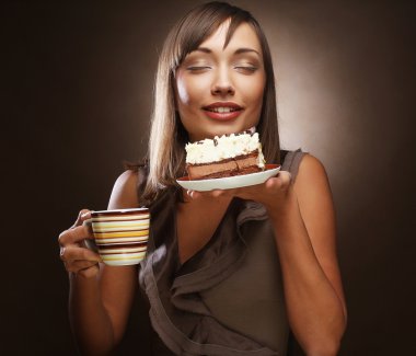 bir kek ve kahve ile genç kadın