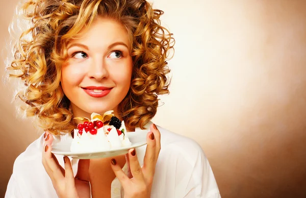 Piękna uśmiechnięta młoda kobieta z tortem — Zdjęcie stockowe