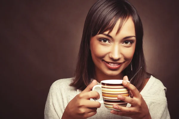 Beautiful woman drinking coffee — Stock Photo, Image