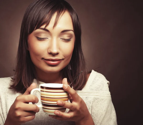 Vacker kvinna dricker kaffe — Stockfoto