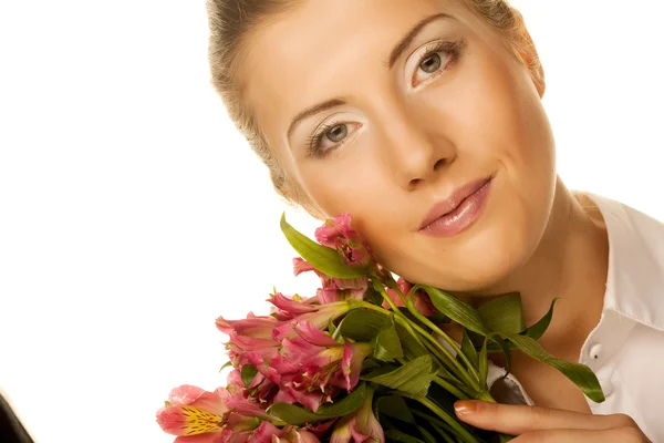 Kvinna med rosa blommor. — Stockfoto