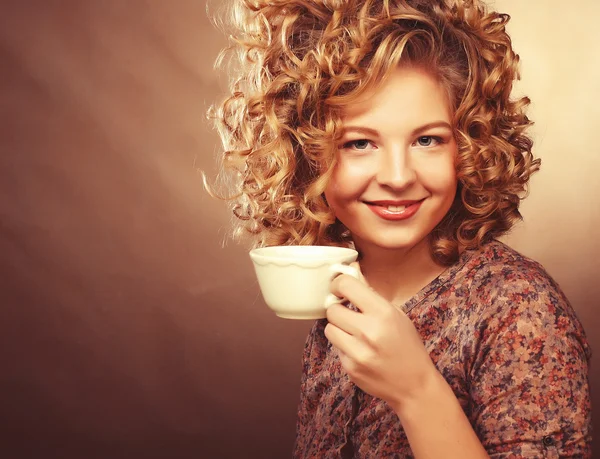 Belle femme buvant du café — Photo