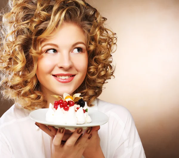 Mooie glimlachende jonge vrouw met een taart — Stockfoto