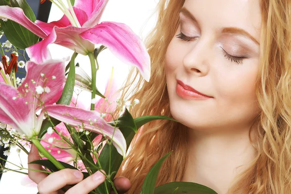 Giovane donna con giglio rosa — Foto Stock