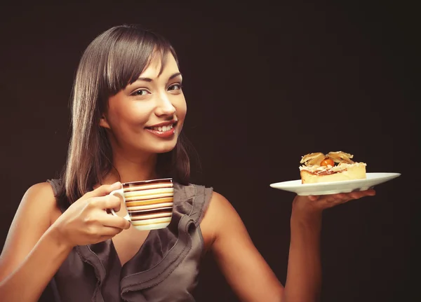 Jeune femme avec un gâteau et café — Photo