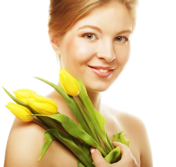 Joven mujer sonriente con tulipanes amarillos — Foto de Stock