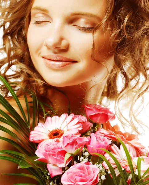 Hermosa mujer joven con flores de ramo — Foto de Stock