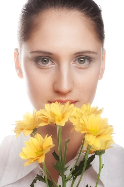 Kvinna med gul blomma — Stockfoto