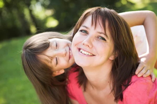 Mor och dotter leende utomhus. — Stockfoto