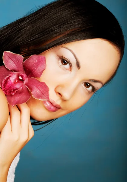 Vacker kvinna med rosa blomma — Stockfoto