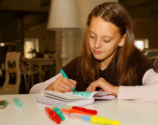 Meisje schilderen thuis — Stockfoto